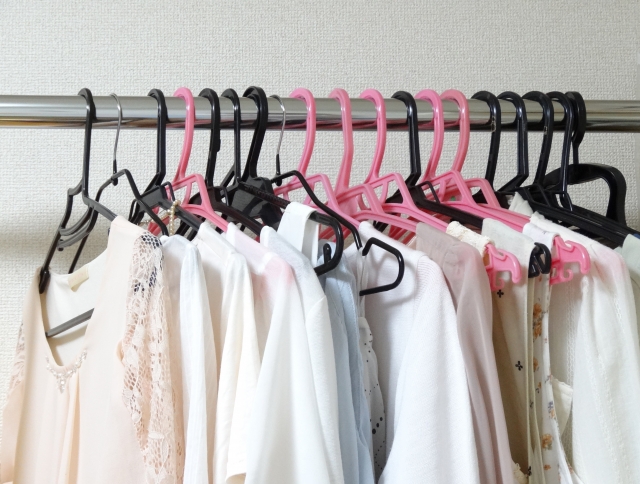 ハンガーにかかっている洋服