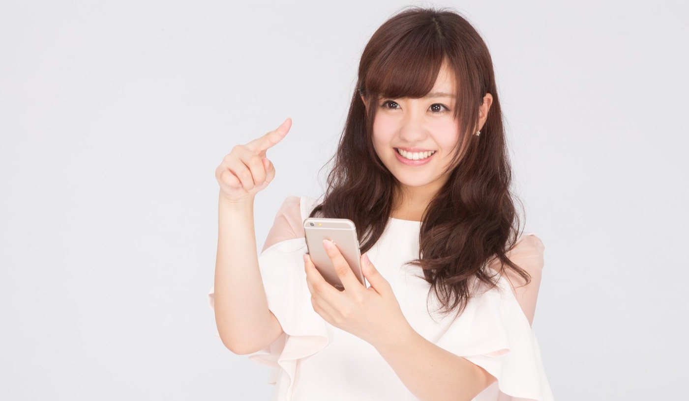 スマホをタッチしようとしている女性